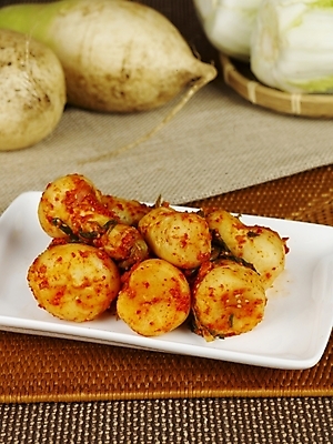 포토 JPG 한식 반찬 김치 한국 실내 사람없음 무 배추 발효 발효음식 총각김치 총각무 국내포토 아시아 음식 채소 뿌리채소 내부 파일형식