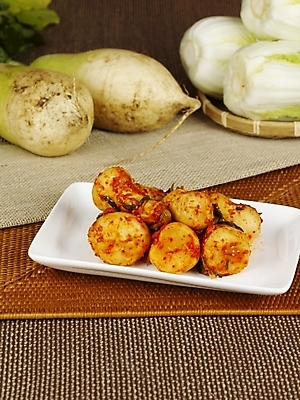 포토 JPG 한식 반찬 김치 한국 실내 사람없음 무 배추 발효 발효음식 총각김치 총각무 국내포토 아시아 음식 채소 뿌리채소 내부 파일형식