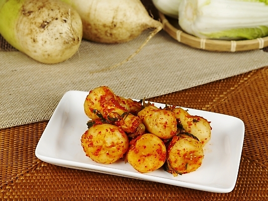 포토 JPG 한식 반찬 김치 한국 실내 사람없음 무 배추 발효 발효음식 총각김치 총각무 국내포토 아시아 음식 채소 뿌리채소 내부 파일형식