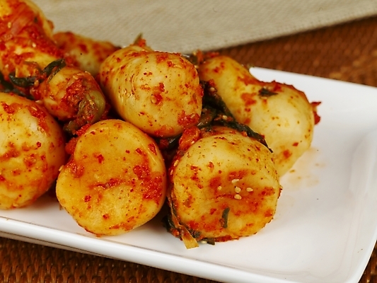 포토 JPG 한식 반찬 김치 한국 실내 근접촬영 사람없음 발효 발효음식 총각김치 총각무 국내포토 아시아 음식 뷰포인트 내부 무 파일형식