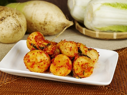 포토 JPG 한식 반찬 한국 실내 사람없음 배추 발효 발효음식 총각김치 총각무 국내포토 아시아 음식 채소 김치 내부 무 파일형식