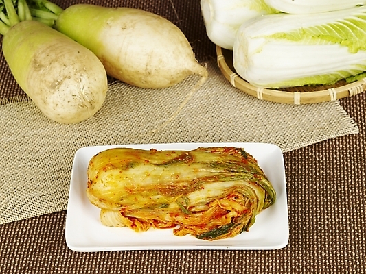 포토 JPG 한식 반찬 한국 실내 사람없음 무 발효 배추김치 발효음식 한포기 국내포토 1 아시아 음식 김치 뿌리채소 내부 파일형식