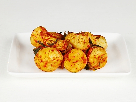 포토 JPG 스튜디오촬영 한식 반찬 한국 누끼 사람없음 흰배경 발효 발효음식 총각김치 총각무 국내포토 아시아 음식 백그라운드 김치 실내 흰색 무 파일형식