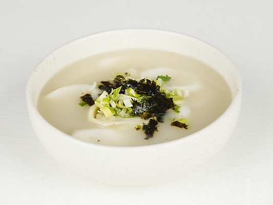 포토 JPG 스튜디오촬영 한식 음식 한국 요리 누끼 사람없음 겨울음식 떡국 파 김가루 국내포토 아시아 겨울 채소 실내 전통음식 김_해조류 가루 파일형식