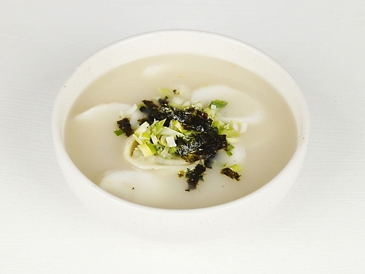 포토 JPG 스튜디오촬영 한식 음식 한국 요리 누끼 사람없음 겨울음식 떡국 파 김가루 국내포토 아시아 겨울 채소 실내 전통음식 김_해조류 가루 파일형식