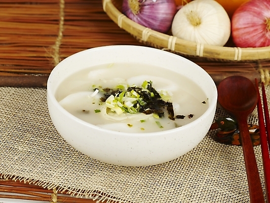 포토 JPG 한식 음식 양파 한국 수저 실내 요리 사람없음 겨울음식 떡국 파 김가루 국내포토 식기 아시아 겨울 채소 내부 전통음식 김_해조류 가루 파일형식