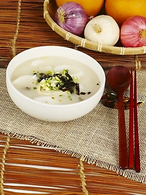 포토 JPG 한식 음식 양파 한국 수저 실내 요리 사람없음 배 겨울음식 떡국 파 김가루 국내포토 식기 아시아 겨울 채소 과일 내부 전통음식 김_해조류 가루 파일형식