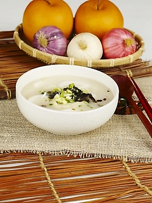 포토 JPG 한식 음식 양파 한국 실내 요리 사람없음 배 겨울음식 떡국 파 김가루 국내포토 아시아 겨울 채소 과일 내부 전통음식 김_해조류 가루 파일형식