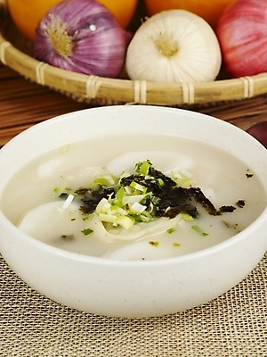 포토 JPG 한식 음식 양파 한국 실내 요리 사람없음 겨울음식 떡국 파 김가루 국내포토 아시아 겨울 채소 내부 전통음식 김_해조류 가루 파일형식