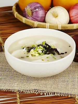 포토 JPG 한식 음식 양파 한국 실내 요리 사람없음 배 겨울음식 떡국 파 김가루 국내포토 아시아 겨울 채소 과일 내부 전통음식 김_해조류 가루 파일형식