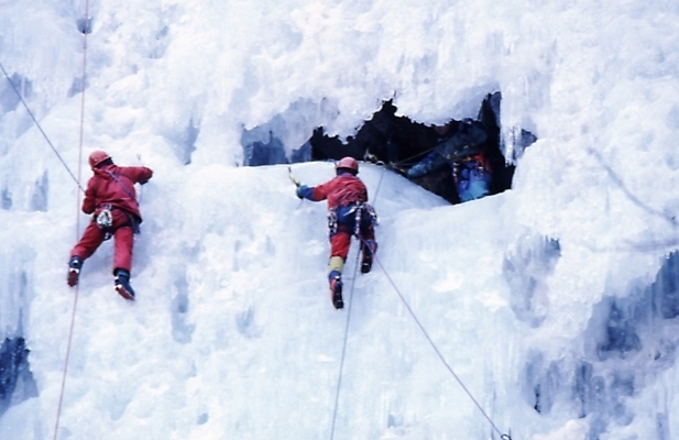 포토 JPG 주간 겨울 사람 성인 야외 두명 레포츠 얼음 눈 빙벽등반 성인만 국내포토 자연요소 계절 레저 날씨 파일형식