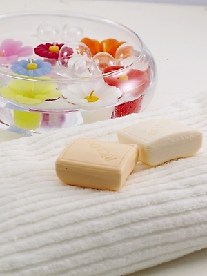 포토 JPG 웰빙 생활용품 꽃무늬 초 유리병 사람없음 수건 위생용품 뷰티 미용용품 비누 국내포토 꽃 무늬 병_용기 오브젝트 파일형식