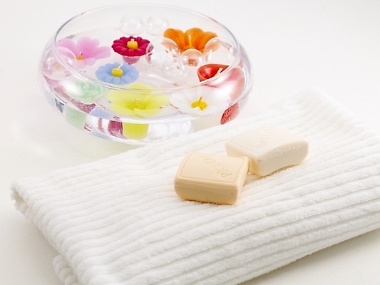 포토 JPG 웰빙 생활용품 꽃무늬 초 유리병 사람없음 수건 위생용품 뷰티 미용용품 비누 국내포토 꽃 무늬 병_용기 오브젝트 파일형식