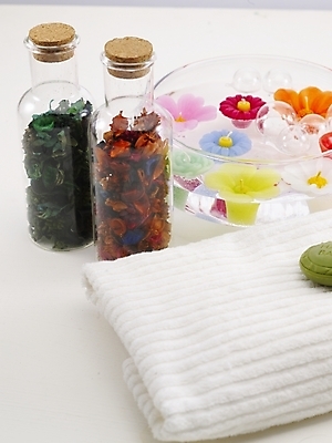 포토 JPG 웰빙 꽃 생활용품 꽃무늬 초 유리병 사람없음 수건 위생용품 뷰티 미용용품 비누 드라이플라워 국내포토 식물 무늬 병_용기 오브젝트 파일형식