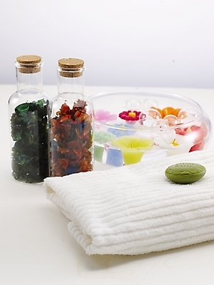 포토 JPG 웰빙 꽃 생활용품 꽃무늬 초 유리병 사람없음 수건 위생용품 뷰티 미용용품 비누 드라이플라워 국내포토 식물 무늬 병_용기 오브젝트 파일형식