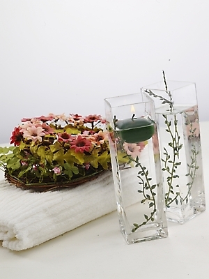 포토 JPG 웰빙 꽃 꽃무늬 초 촛불 유리병 사람없음 인테리어 수건 위생용품 오브젝트 국내포토 식물 디자인 생활용품 무늬 병_용기 파일형식