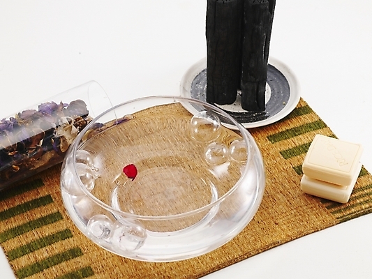 포토 JPG 웰빙 유리병 사람없음 인테리어 위생용품 뷰티 오브젝트 비누 숯 국내포토 디자인 생활용품 병_용기 파일형식