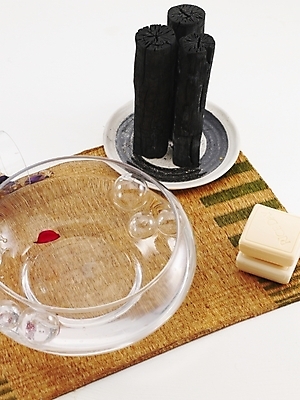 포토 JPG 웰빙 유리병 사람없음 인테리어 위생용품 뷰티 오브젝트 비누 숯 국내포토 디자인 생활용품 병_용기 파일형식