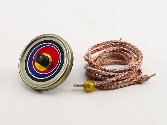 포토 JPG 한국문화 한국전통 생활용품 전통소품 한국 누끼 사람없음 놀이용품 전통놀이 태극 팽이 팽이치기 팽이줄 국내포토 동양문화 전통 문양 아시아 줄 놀이 오브젝트 파일형식