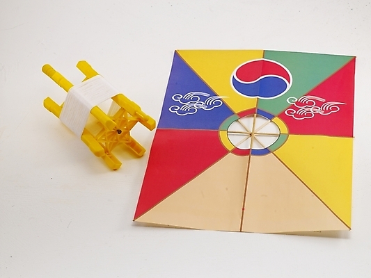 포토 JPG 한국문화 한국전통 생활용품 전통소품 한국 누끼 사람없음 놀이용품 전통놀이 연 연날리기 태극 방패연 실타래 방패 얼레 국내포토 동양문화 전통 문양 아시아 놀이 오브젝트 파일형식