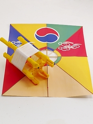 포토 JPG 한국문화 한국전통 생활용품 전통소품 한국 사람없음 놀이용품 전통놀이 연 연날리기 태극 방패연 실타래 방패 얼레 국내포토 동양문화 전통 문양 아시아 놀이 오브젝트 파일형식