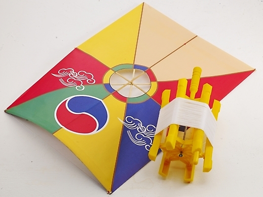 포토 JPG 한국문화 한국전통 생활용품 전통소품 한국 사람없음 놀이용품 전통놀이 연 연날리기 태극 방패연 실타래 방패 얼레 국내포토 동양문화 전통 문양 아시아 놀이 오브젝트 파일형식