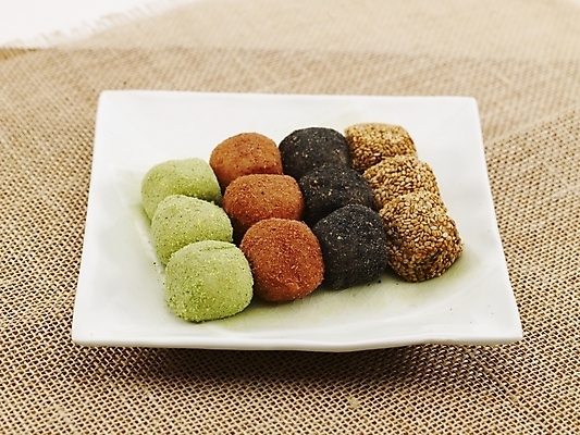 포토 JPG 명절 한식 음식 디저트 떡 한국 실내 누끼 사람없음 하이앵글 전통음식 경단 국내포토 전통 기념일 아시아 뷰포인트 내부 파일형식