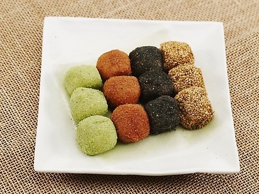 포토 JPG 명절 한식 음식 디저트 떡 한국 실내 누끼 사람없음 하이앵글 전통음식 경단 국내포토 전통 기념일 아시아 뷰포인트 내부 파일형식