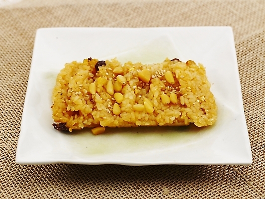 포토 JPG 명절 한식 음식 디저트 떡 한국 실내 누끼 사람없음 하이앵글 한개 전통음식 잣 약밥 약식 국내포토 1 전통 기념일 아시아 뷰포인트 밥 내부 견과류 파일형식