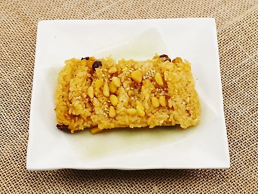 포토 JPG 명절 한식 음식 디저트 떡 한국 실내 누끼 사람없음 하이앵글 한개 전통음식 잣 약밥 약식 국내포토 1 전통 기념일 아시아 뷰포인트 밥 내부 견과류 파일형식