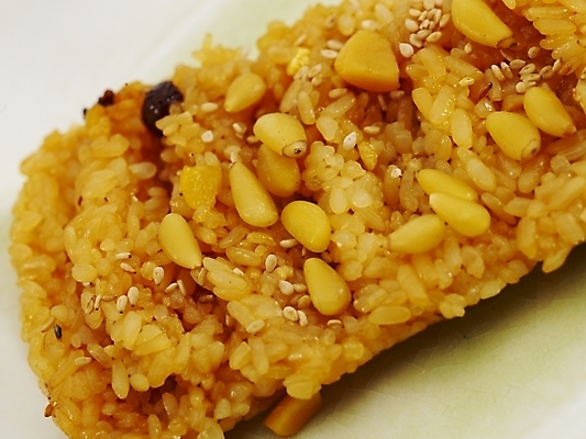 포토 JPG 명절 한식 음식 디저트 떡 한국 실내 근접촬영 사람없음 하이앵글 전통음식 잣 약밥 약식 국내포토 전통 기념일 아시아 뷰포인트 밥 내부 견과류 파일형식