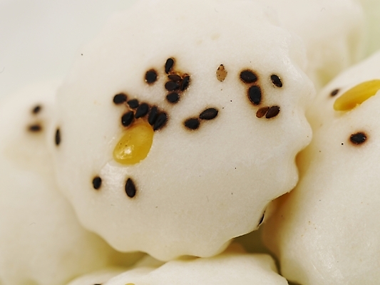 포토 JPG 명절 한식 음식 디저트 떡 한국 실내 근접촬영 사람없음 하이앵글 전통음식 깨 잣 꼬마증편 술떡 국내포토 전통 기념일 아시아 뷰포인트 식재료 내부 견과류 조미료 파일형식