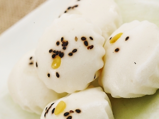 포토 JPG 명절 한식 음식 디저트 떡 한국 실내 근접촬영 사람없음 하이앵글 여러개 전통음식 깨 잣 꼬마증편 술떡 국내포토 전통 기념일 아시아 뷰포인트 다수 식재료 내부 견과류 조미료 파일형식