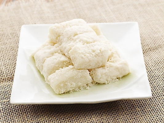 포토 JPG 명절 한식 음식 디저트 떡 실내 누끼 사람없음 하이앵글 전통음식 기피팥인절미 인절미 국내포토 전통 기념일 뷰포인트 내부 파일형식