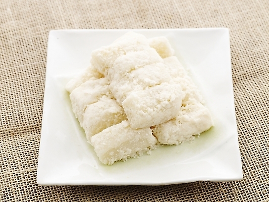 포토 JPG 명절 한식 음식 디저트 떡 실내 누끼 사람없음 하이앵글 전통음식 기피팥인절미 인절미 국내포토 전통 기념일 뷰포인트 내부 파일형식