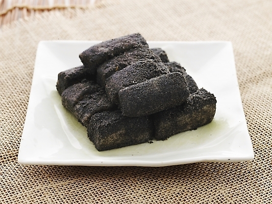 포토 JPG 명절 한식 음식 디저트 떡 실내 누끼 사람없음 하이앵글 전통음식 인절미 흑임자인절미 국내포토 전통 기념일 뷰포인트 내부 파일형식