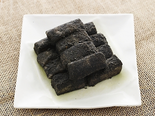 포토 JPG 명절 한식 음식 디저트 떡 실내 누끼 사람없음 하이앵글 전통음식 인절미 흑임자인절미 국내포토 전통 기념일 뷰포인트 내부 파일형식