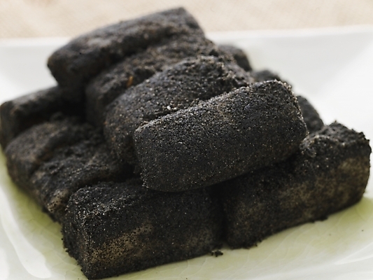 포토 JPG 명절 한식 음식 디저트 떡 실내 근접촬영 사람없음 하이앵글 전통음식 인절미 흑임자인절미 국내포토 전통 기념일 뷰포인트 내부 파일형식