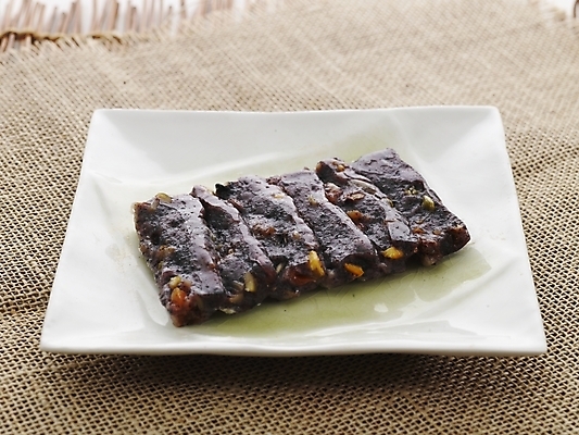 포토 JPG 접시 명절 한식 음식 디저트 떡 실내 누끼 사람없음 하이앵글 한개 전통음식 국내포토 1 전통 식기 기념일 뷰포인트 내부 파일형식