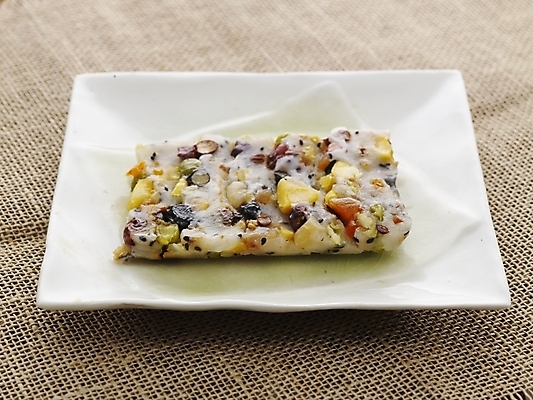 포토 JPG 명절 한식 음식 디저트 떡 실내 누끼 사람없음 하이앵글 한개 전통음식 영양찰떡 국내포토 1 전통 기념일 뷰포인트 내부 파일형식