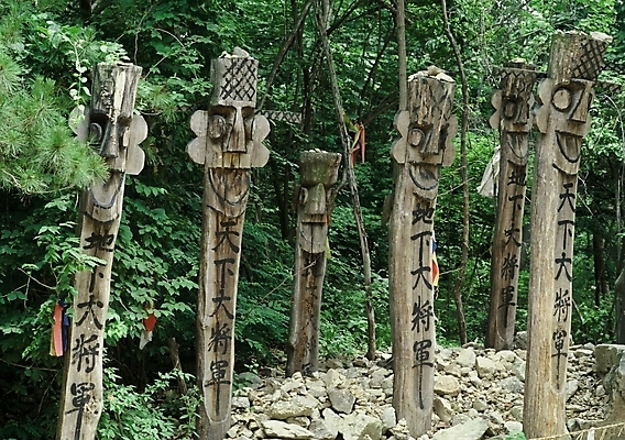 포토 JPG 주간 종교 문화 종교용품 사람없음 야외 무속 무속신앙용품 장승 목각 풍물 천하대장군 국내포토 자연요소 파일형식