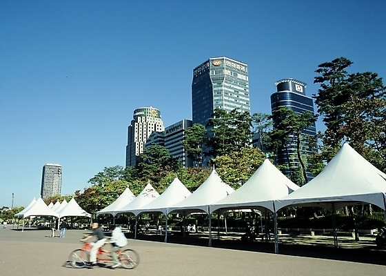 포토 JPG 주간 나무 시설물 공원 현대건축 건축 자연 서울 한국 사람 풍경 빌딩 야외 자전거 도시 천막 여의도 여의도공원 상업시설 국내포토 자연요소 식물 건축물 공공시설 아시아 건물 바이크 시설 생태계 상업 파일형식