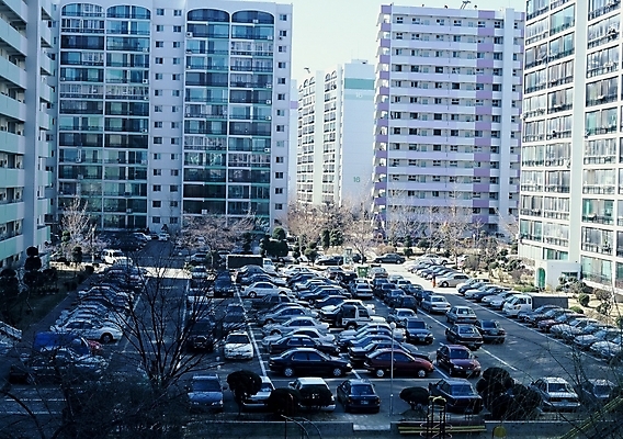 포토 JPG 시설물 현대건축 건축 육상교통 교통 자동차 아파트 빌딩 사람없음 야외 건물 도시 주차장 아파트단지 상업시설 국내포토 건축물 교통수단 주택 시설 상업 파일형식