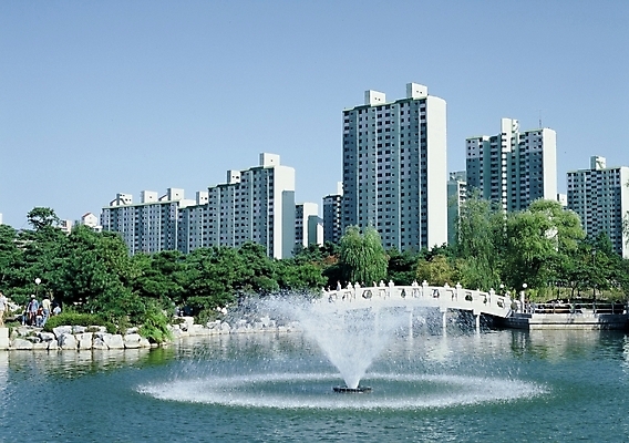 포토 JPG 나무 시설물 공원 현대건축 건축 호수 교통시설 아파트 빌딩 사람없음 야외 건물 물 도시 분수 분수대 아파트단지 아파트분양 가교 상업시설 분수_분수대 국내포토 자연요소 식물 건축물 공공시설 교통 주택 시설 상업 분양 파일형식