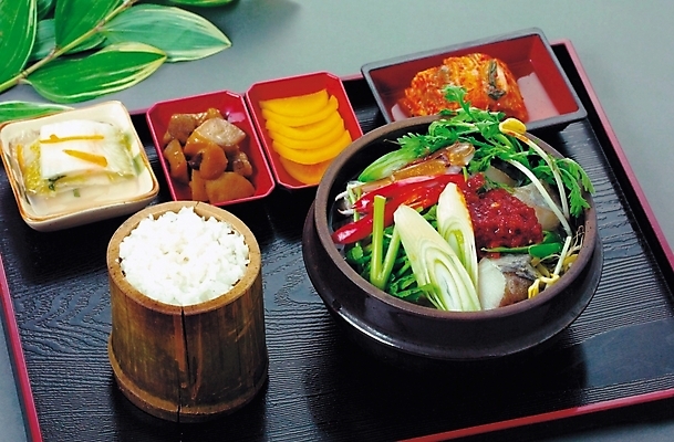 포토 JPG 스튜디오촬영 음식 반찬 사람없음 나무쟁반 대구탕 대나무통밥 국내포토 한식 밥 쟁반 실내 목재 탕 파일형식