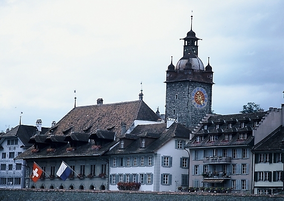 포토 JPG 주간 해외풍경 해외 시설물 현대건축 건축 유럽 외국문화 해외건축 자연 주택 풍경 사람없음 야외 건물 국기 스위스 시계탑 루체른 국내포토 자연요소 건축물 나라 문화 탑 생태계 파일형식