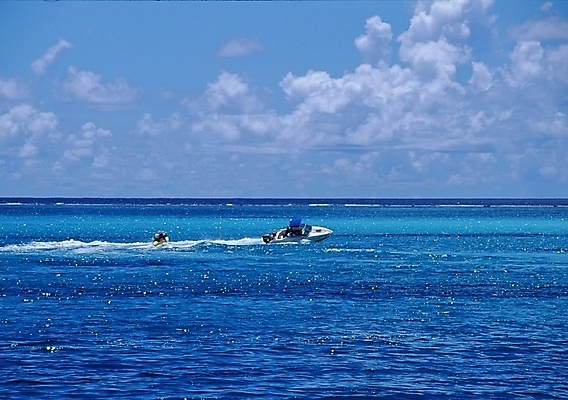 포토 JPG 주간 구름 바다 교통 수상교통 자연 하늘 풍경 사람없음 야외 보트 모터보트 국내포토 자연요소 교통수단 배_교통 생태계 파일형식