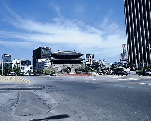 포토 JPG 주간 한국문화 한국전통 시설물 건축 도로 육상교통 교통 고건축 한국건축 자동차 하늘 서울 한국 빌딩 사람없음 야외 동양건축 문화재 성 숭례문 국보 성벽 성문 상업시설 국내포토 자연요소 동양문화 전통 건축물 아시아 길 교통수단 교통시설 건물 시설 상업 랜드마크 파일형식 동양