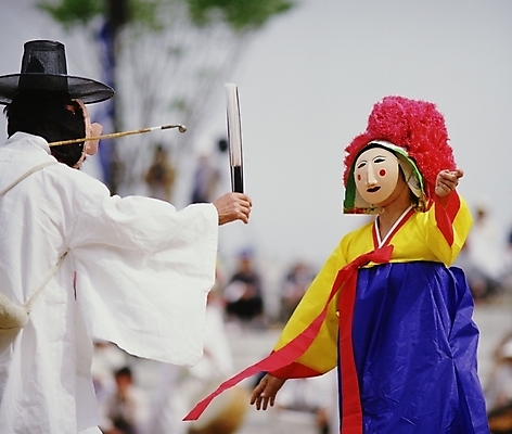 포토 JPG 주간 한국문화 한국전통 여자 남자 한국 사람 야외 두명 공연 전통공연 탈춤 전통무용 산대놀이 국내포토 자연요소 동양문화 전통 아시아 이벤트 춤 파일형식