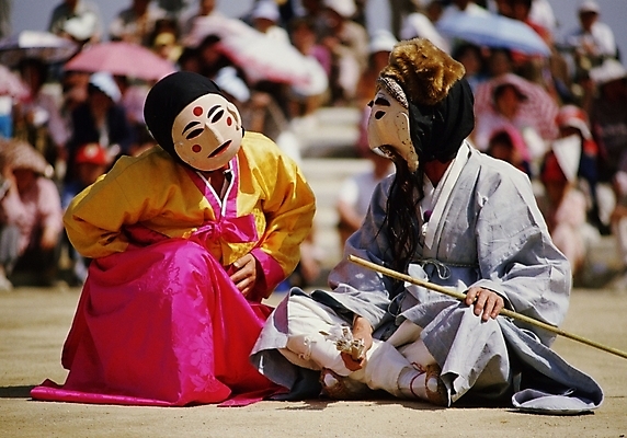 포토 JPG 주간 한국문화 한국전통 여자 남자 한국 사람 여러명 야외 공연 전통공연 탈춤 전통무용 산대놀이 국내포토 자연요소 동양문화 전통 아시아 다수 이벤트 춤 파일형식
